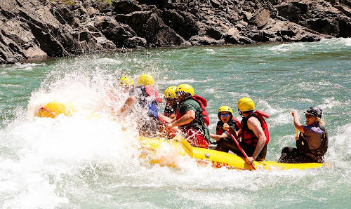 rafting-group-on-river