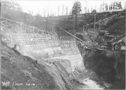 Building Condit Dam in 1913 on White Salmon River, photo courtesy of KATU.com