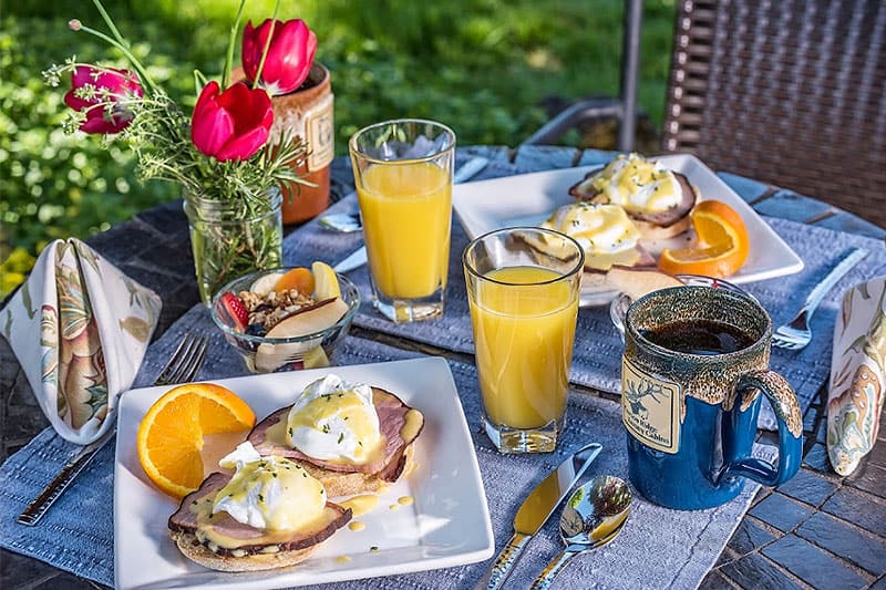 Carson Ridge Cabin offers a 3-course breakfast including eggs, fruit, juice, and coffee. Wet Planet Whitewater in Washington, Idaho, Oregon