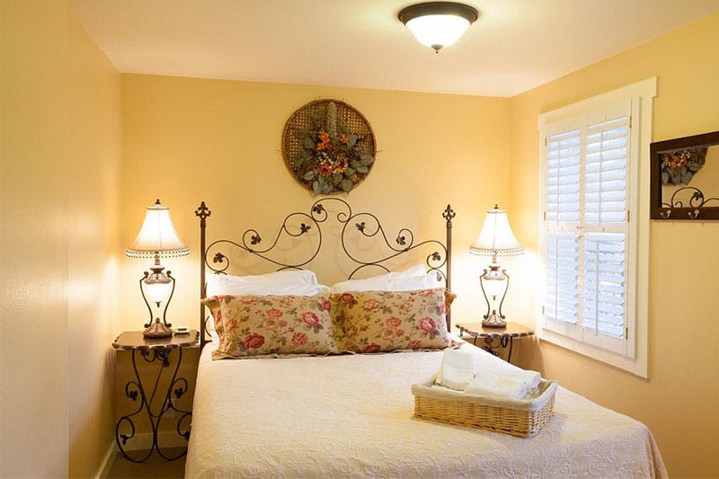 Ornate style bedroom at the Oak Street hotel near the Columbia River Gorge. Wet Planet Whitewater in Washington, Idaho, Oregon