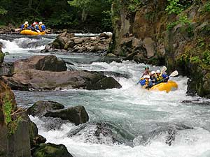 Groups rafting on the White Salmon River