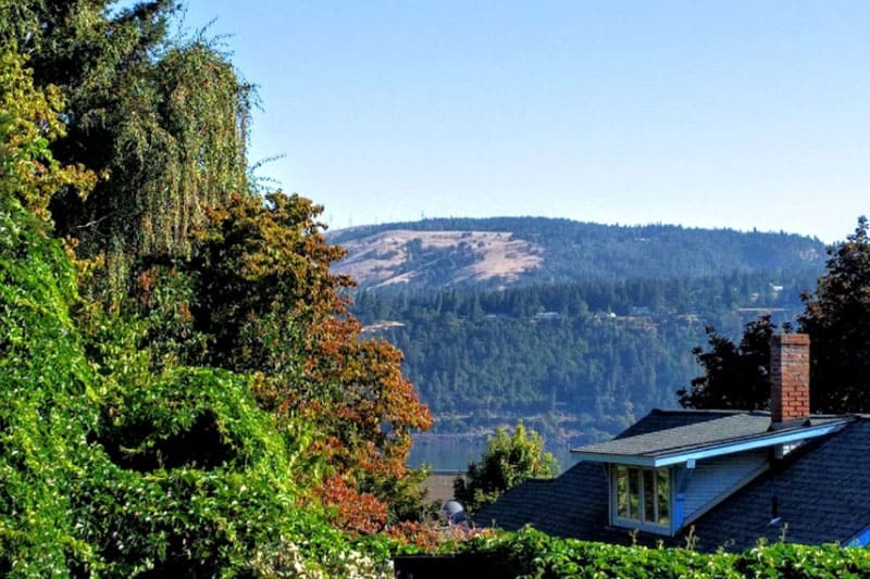 Oak Street Hotel has views of the mountain and green trees. Wet Planet Whitewater in Washington, Idaho, Oregon